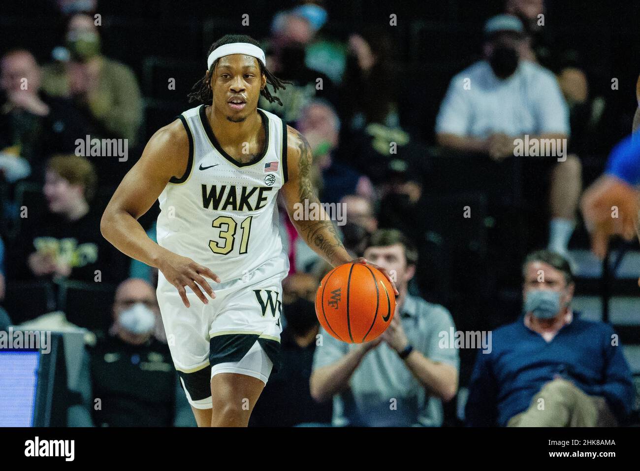 Winston-Salem, Caroline du Nord, États-Unis.2nd févr. 2022.Wake Forest Daemon Deacons Guard Alondes Williams (31) fait monter le ballon sur le terrain contre les Pittsburgh Panthers pendant la première moitié du match de basketball ACC au LJVM Coliseum de Winston-Salem, en Caroline du Nord.(Scott Kinser/Cal Sport Media).Crédit : csm/Alay Live News Banque D'Images