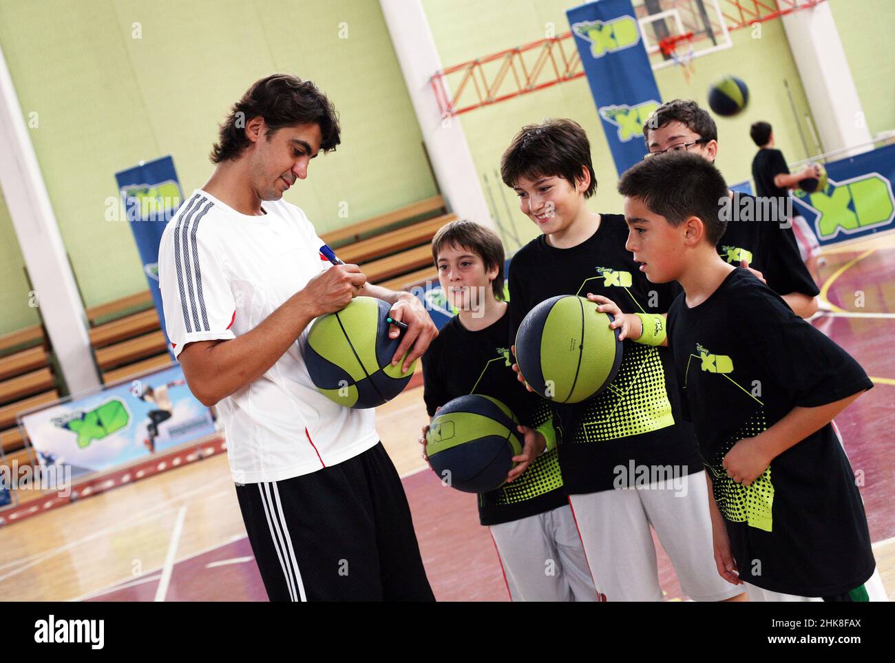 ISTANBUL, TURQUIE - OCTOBRE 10: Ibrahim Kutluay, ancien joueur de basket-ball turc avec de petits fans, le 10 octobre 2006 à Istanbul, Turquie. Banque D'Images