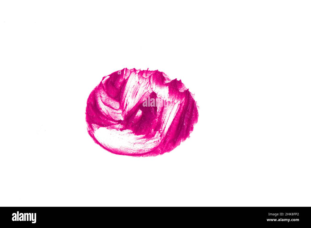 Une tache ronde de rouge à lèvres se distingue sur un fond blanc.Couleur cramoisi d'un produit cosmétique avec de l'espace à copier.Photo de haute qualité Banque D'Images