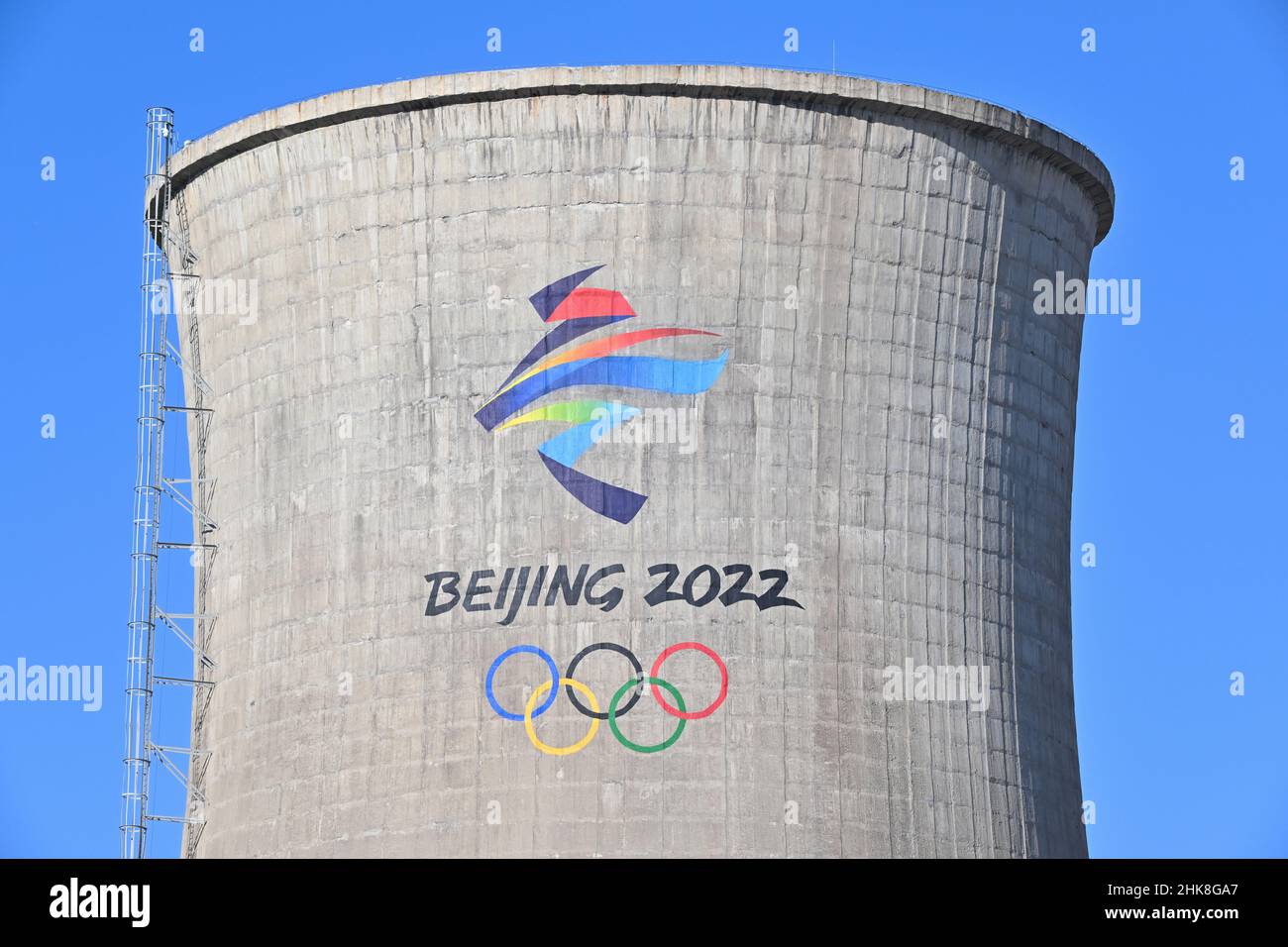 Pékin, Chine.03rd févr. 2022.Un logo des Jeux Olympiques d'hiver est visible sur le côté d'une ancienne tour de refroidissement d'une aciérie dans l'ancienne zone industrielle de la ville.Les Jeux Olympiques d'hiver de Beijing auront lieu du 04-20 au 24 février 2022 dans des conditions strictes de Corona.Credit: Peter Kneffel/dpa/Alay Live News Banque D'Images