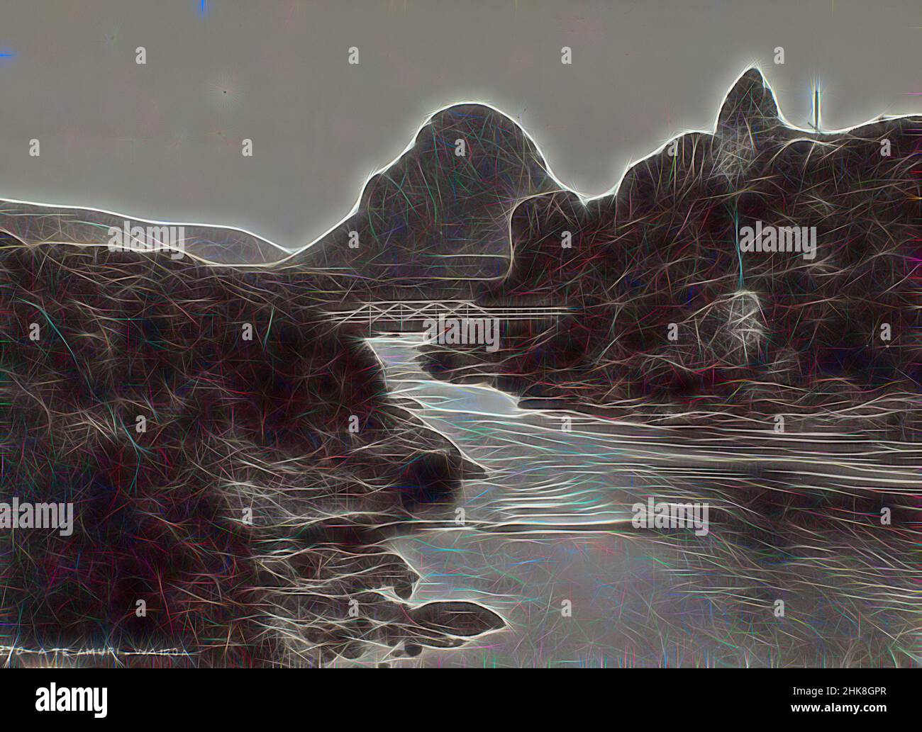 Inspiré par A te Amuri - Wairoa, studio Burton Brothers, studio de photographie, Nouvelle-Zélande, photographie en noir et blanc, Vue sur les eaux de la rivière entourées d'un paysage rocheux. Au premier plan central, on peut voir un monticule isolé, et un pont en bois en dessous, réimaginé par Artotop. L'art classique réinventé avec une touche moderne. Conception de lumière chaleureuse et gaie, de luminosité et de rayonnement de lumière. La photographie s'inspire du surréalisme et du futurisme, embrassant l'énergie dynamique de la technologie moderne, du mouvement, de la vitesse et révolutionne la culture Banque D'Images