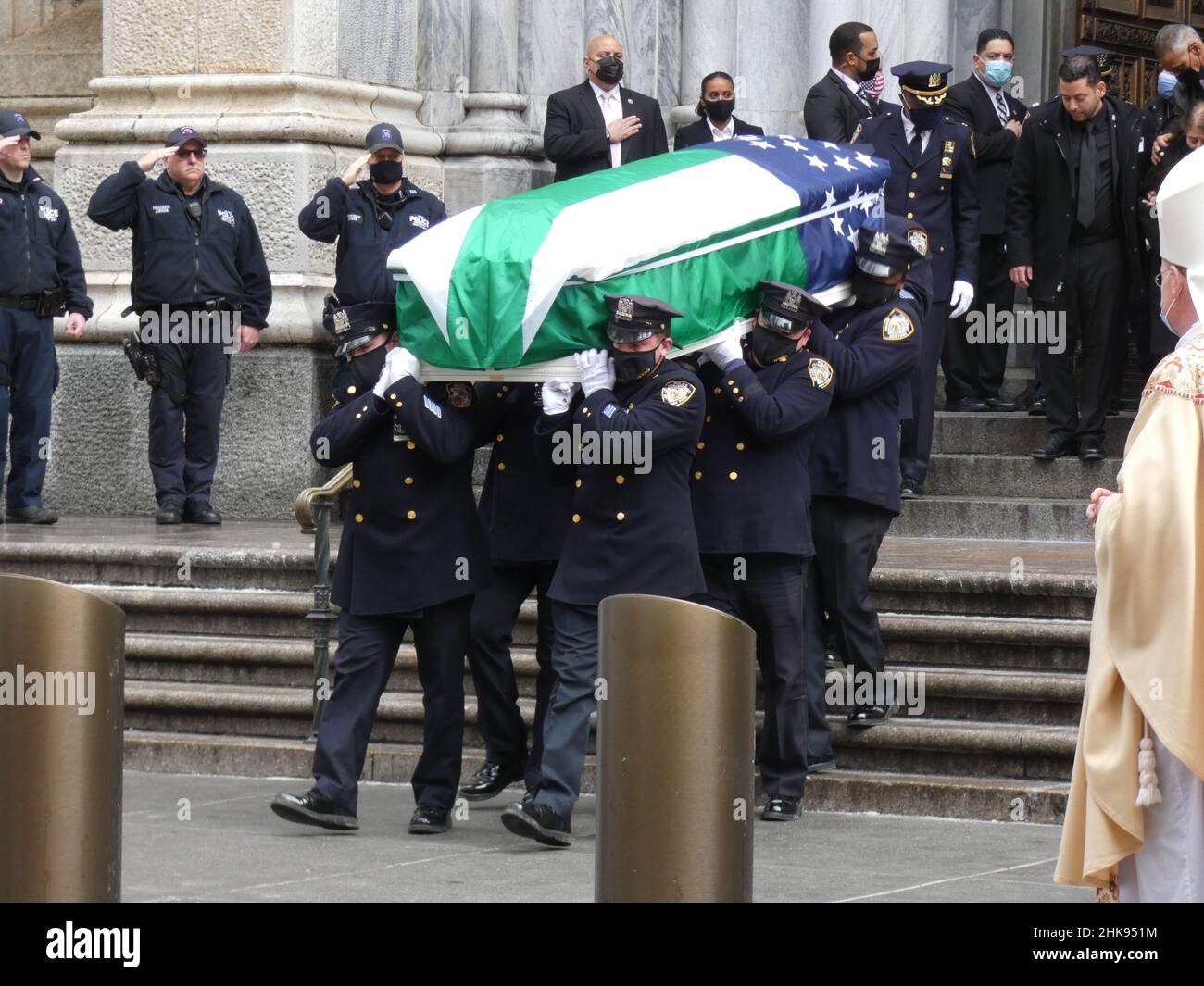 Cathédrale Saint-Patrick, Fifth Ave, New York, NY, États-Unis. 2 févr. 2022. Des membres de la famille en deuil, des officiers de police, le cardinal Timothy Dolan et le clergé, ainsi que l’ancien maire Rudolph Giuliani quittent la cathédrale Saint-Patrick de New York à la suite des funérailles du détective Wilbert Mora, qui a tragiquement péri dans l’exercice de ses fonctions Banque D'Images