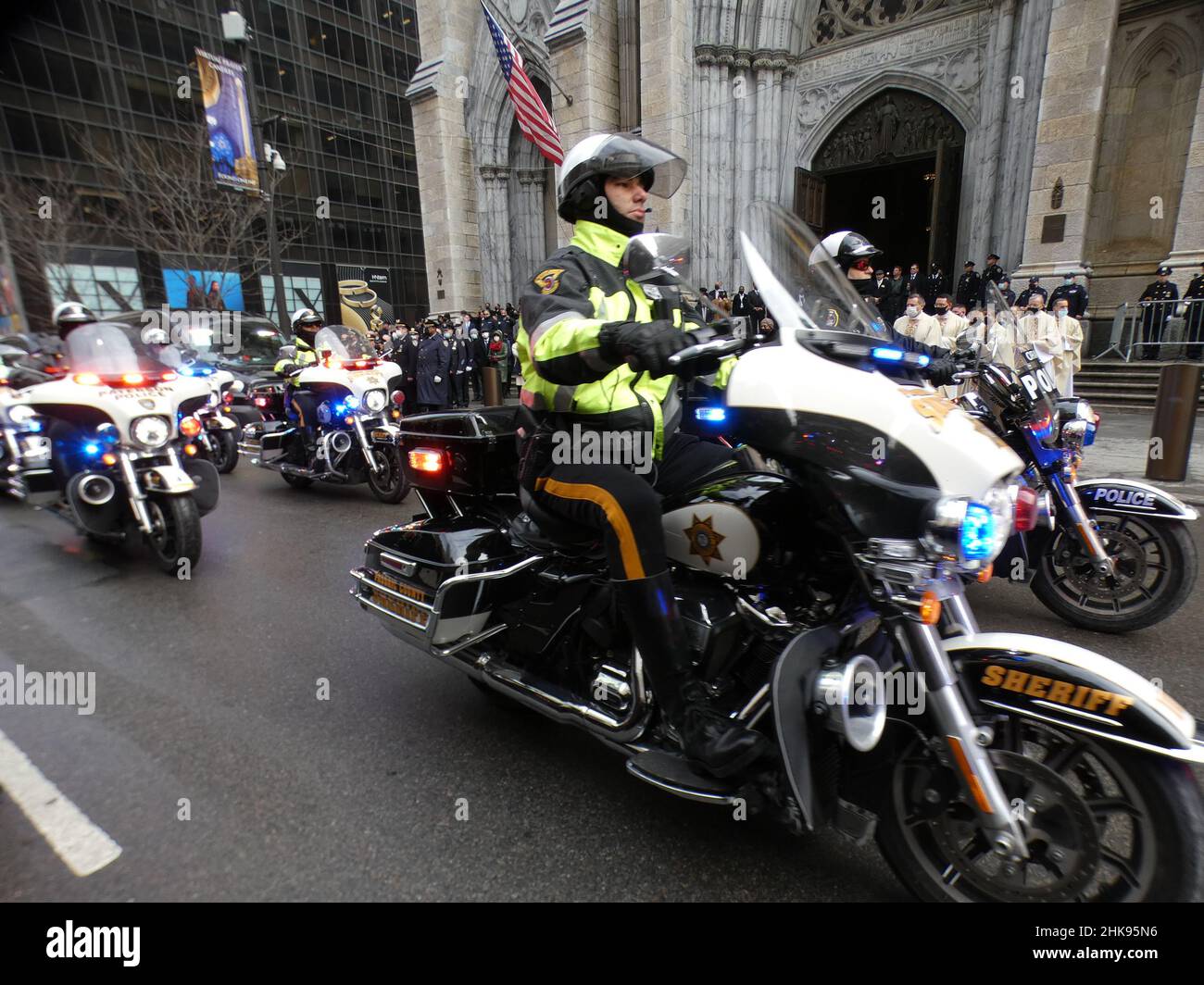 Cathédrale Saint-Patrick, Fifth Ave, New York, NY, États-Unis. 2 févr. 2022. Des membres de la famille en deuil, des officiers de police, le cardinal Timothy Dolan et le clergé, ainsi que l’ancien maire Rudolph Giuliani quittent la cathédrale Saint-Patrick de New York à la suite des funérailles du détective Wilbert Mora, qui a tragiquement péri dans l’exercice de ses fonctions Banque D'Images