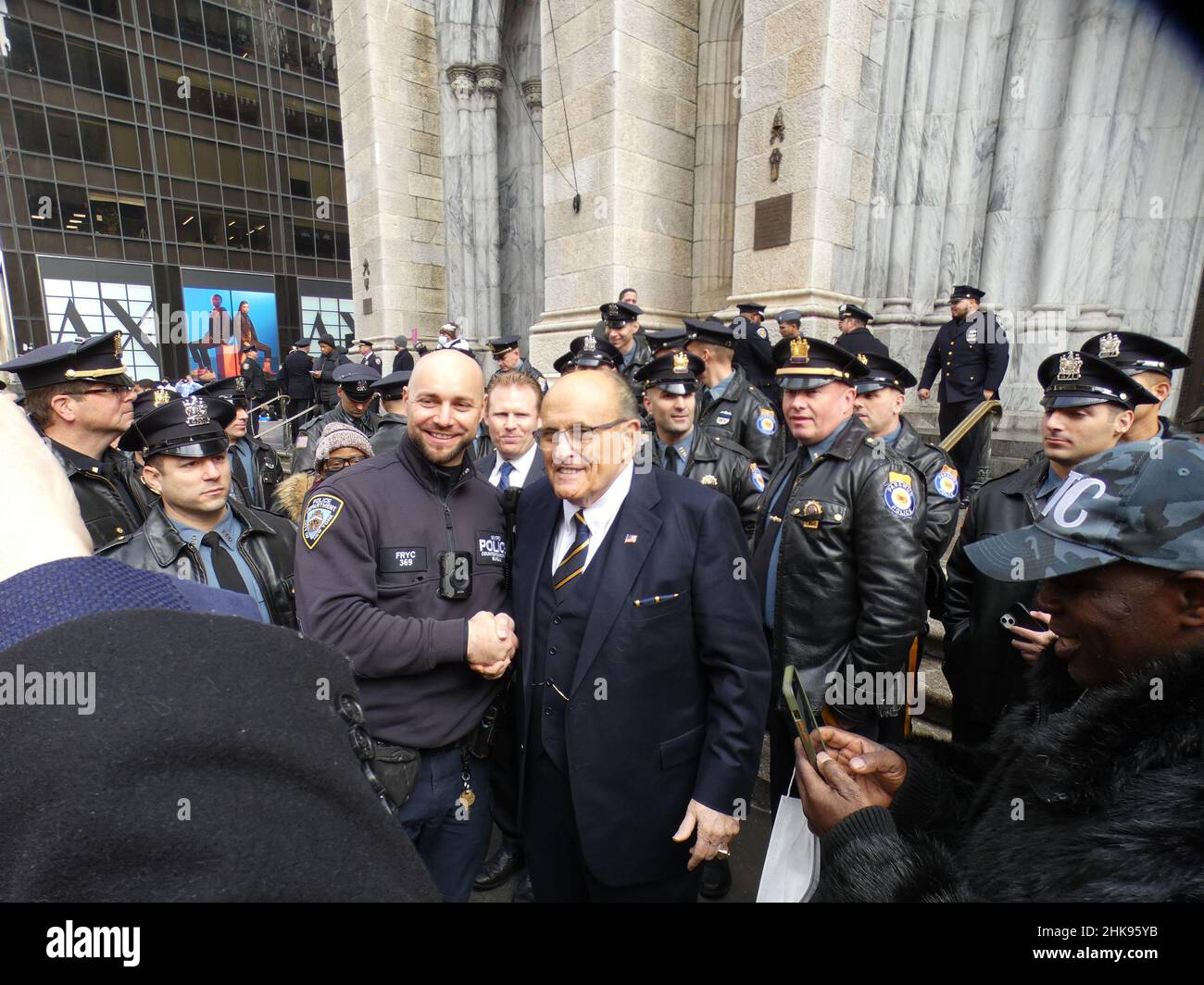 Cathédrale Saint-Patrick, Fifth Ave, New York, NY, États-Unis. 2 févr. 2022. Des membres de la famille en deuil, des officiers de police, le cardinal Timothy Dolan et le clergé, ainsi que l’ancien maire Rudolph Giuliani quittent la cathédrale Saint-Patrick de New York à la suite des funérailles du détective Wilbert Mora, qui a tragiquement péri dans l’exercice de ses fonctions Banque D'Images