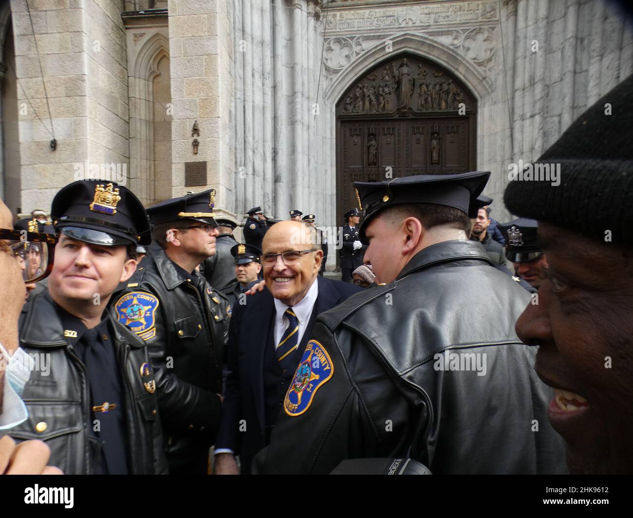 Cathédrale Saint-Patrick, Fifth Ave, New York, NY, États-Unis. 2 févr. 2022. Des membres de la famille en deuil, des officiers de police, le cardinal Timothy Dolan et le clergé, ainsi que l’ancien maire Rudolph Giuliani quittent la cathédrale Saint-Patrick de New York à la suite des funérailles du détective Wilbert Mora, qui a tragiquement péri dans l’exercice de ses fonctions Banque D'Images