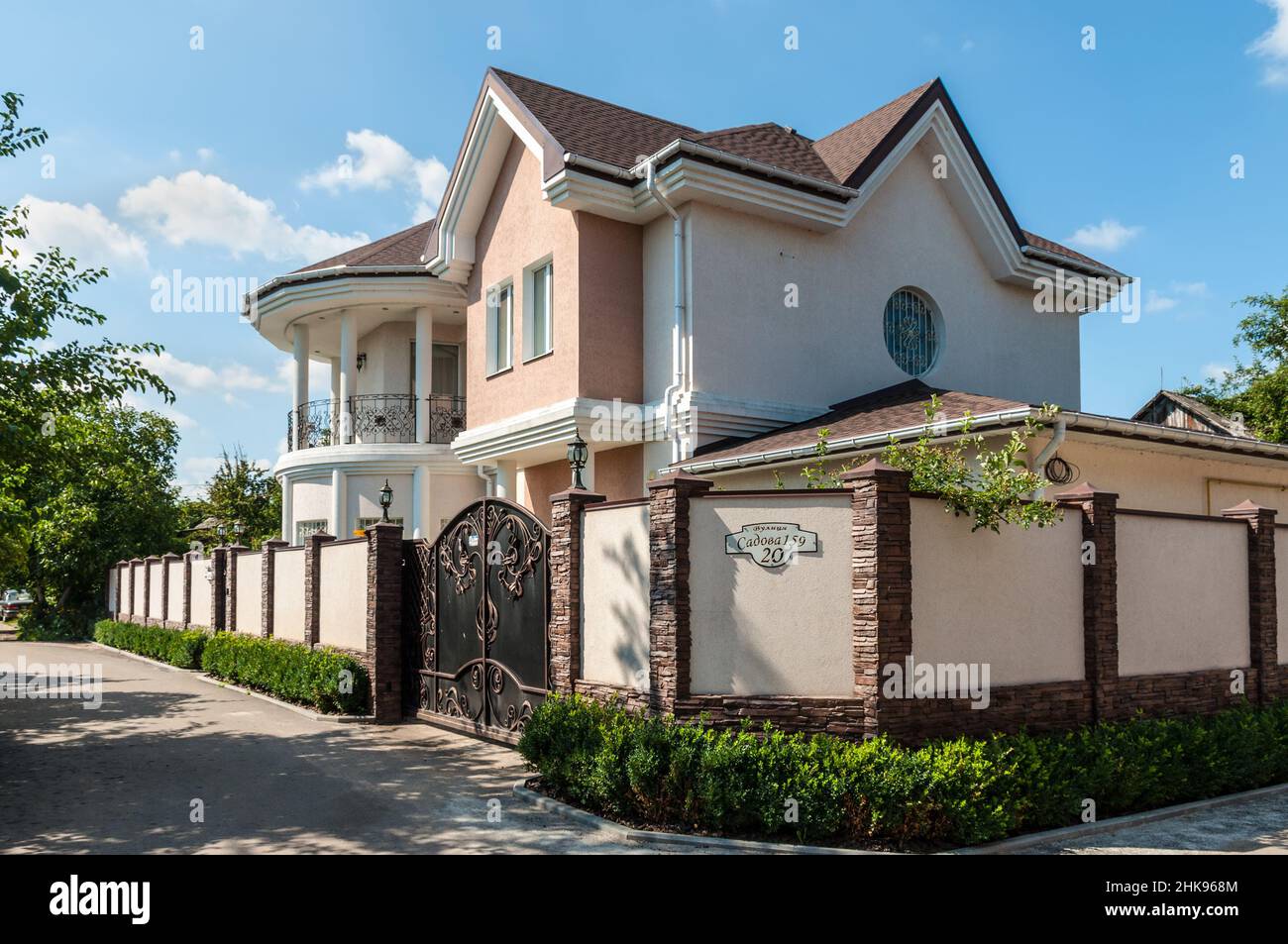 Kiev, Ukraine - 3 juillet 2021: Maison de campagne ou manoir de luxe typique dans la région d'Osokorky.Osokorky est un quartier historique, sur la rive gauche de Kiev Banque D'Images