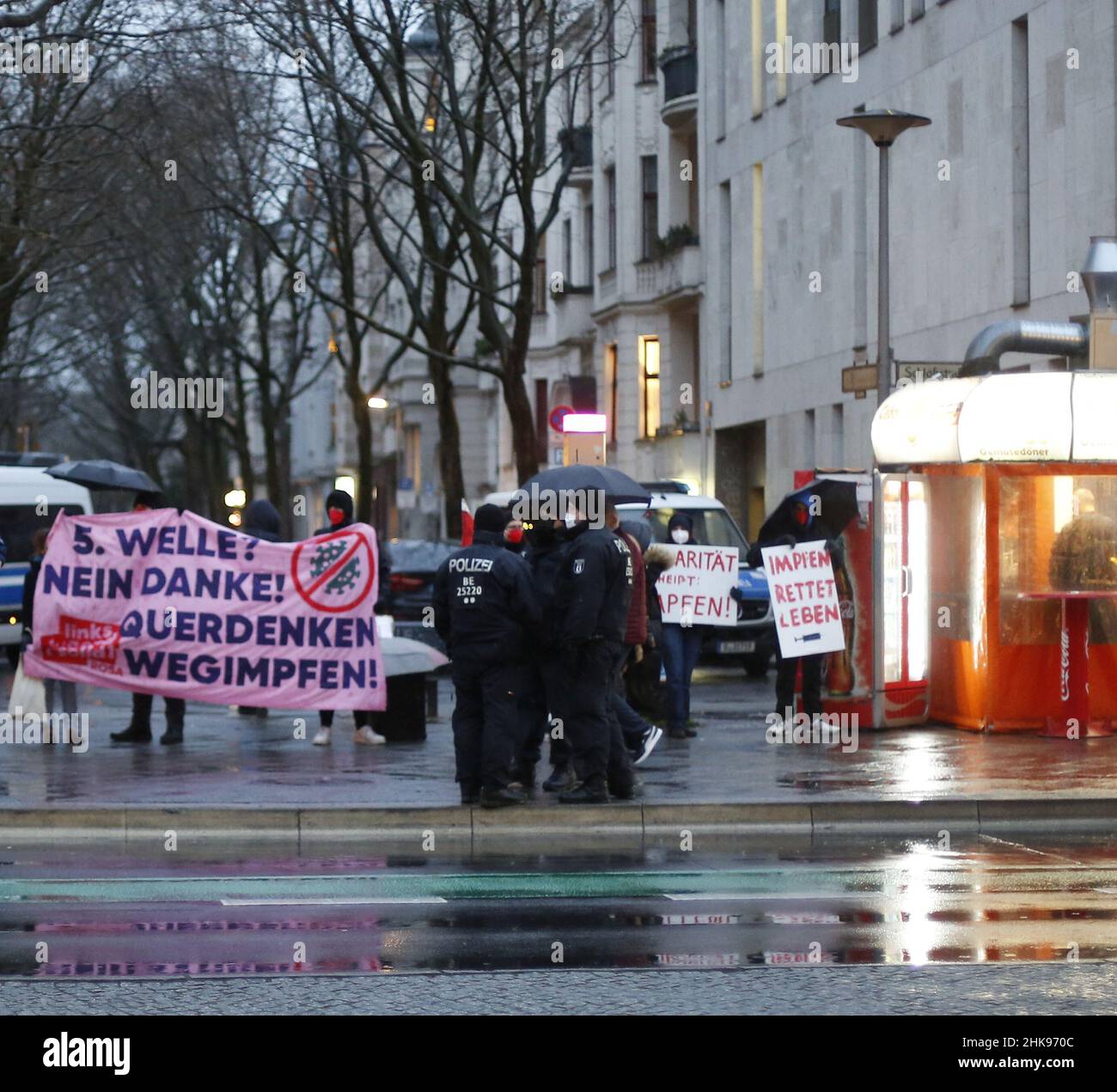 Berlin, Steglitz, Allemagne.1st févr. 2022.Des manifestants contre la haine et les discours de haine sur SchloÃŸstrasse dans le quartier Steglitz de Berlin.(Credit image: © Simone Kuhlmey/Pacific Press via ZUMA Press Wire) Banque D'Images