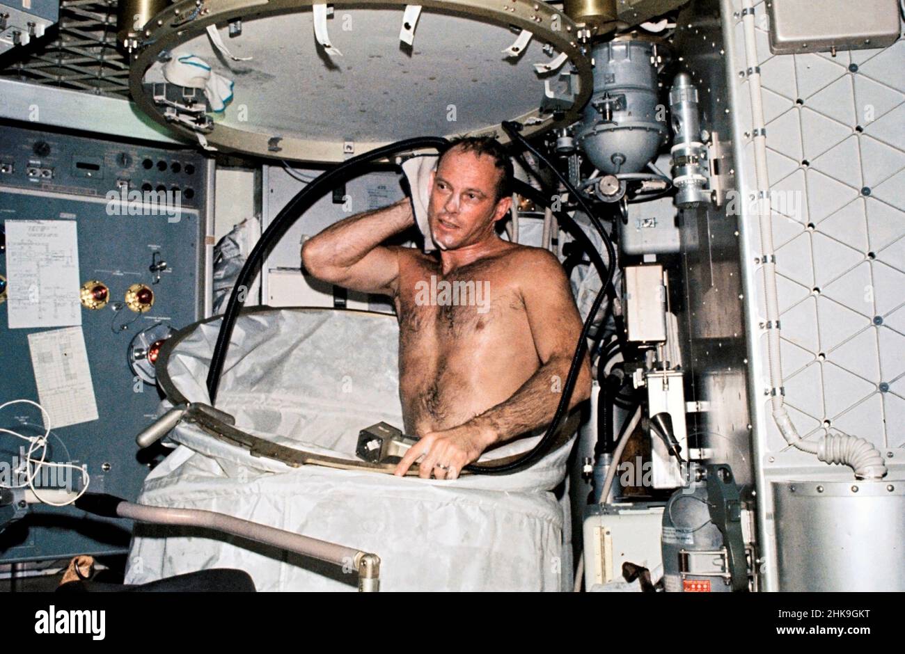 (Juillet-septembre 1973) --- Vue rapprochée de l'astronaute Jack R. Lousma, pilote du Skylab 3, prenant un bain chaud dans les quartiers de l'atelier orbital (OWS) de la station spatiale Skylab en orbite terrestre.Cette photo a été prise avec un appareil photo Nikon 35mm portable.Les astronautes Lousma, Alan L. Bean et Owen K. Garriott sont restés en orbite pendant 59 jours à la station spatiale de Skylab, effectuant de nombreuses expériences médicales, scientifiques et technologiques.Lors du déploiement de la douche, le rideau de douche est tiré du sol et fixé au plafond.L'eau passe par un bouton-poussoir Banque D'Images