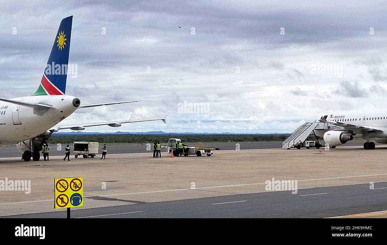 Deux Airbus A319 stationnés à l'aéroport international Hosea Kutako de Windhoek, Namibie. Banque D'Images