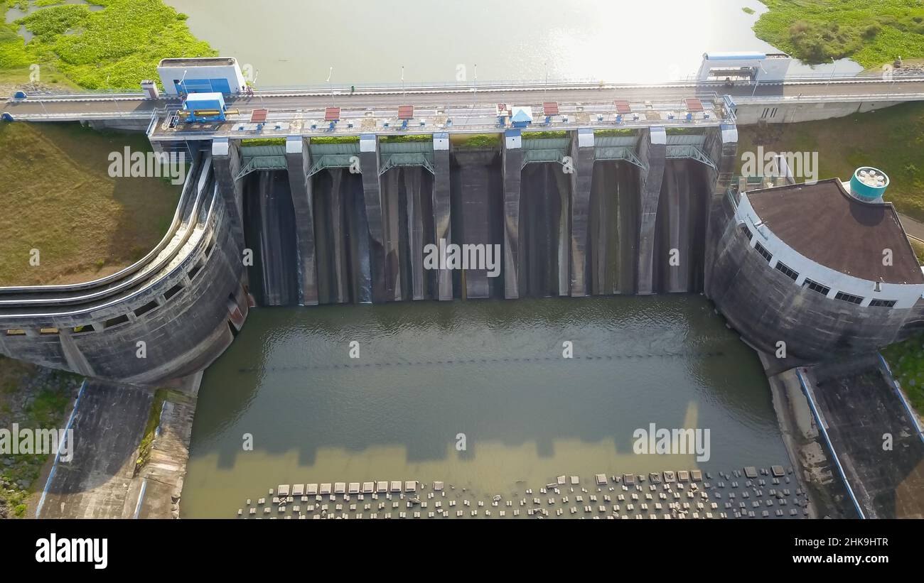 Eau dans l'infrastructure du déversoir en béton du barrage au réservoir ...