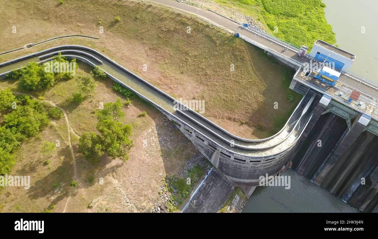 Eau dans l'infrastructure du déversoir en béton du barrage au réservoir ...
