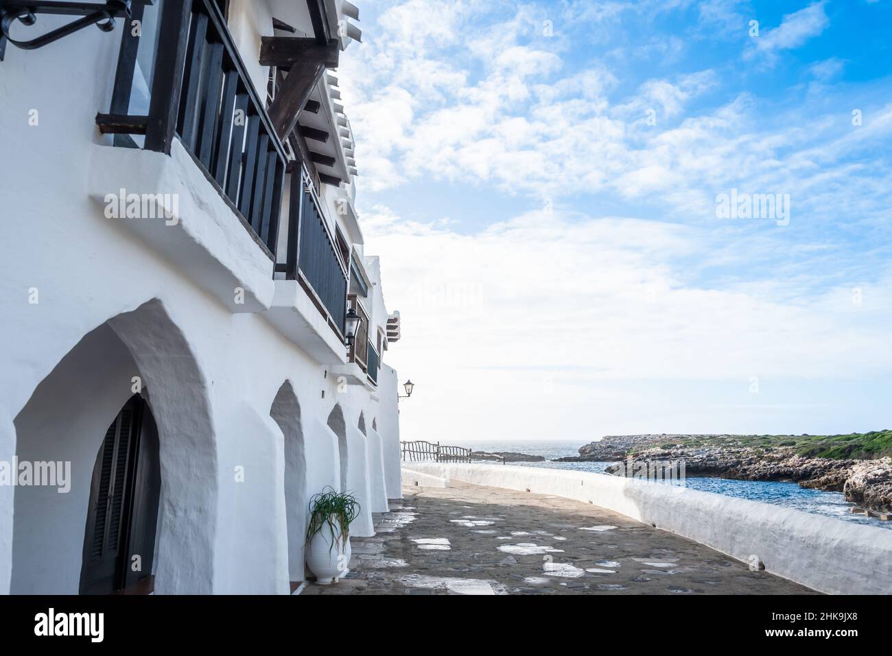 Escalier d'une maison dans le pittoresque village blanc de Binibeca Vell à Minorque, Iles Baléares Banque D'Images