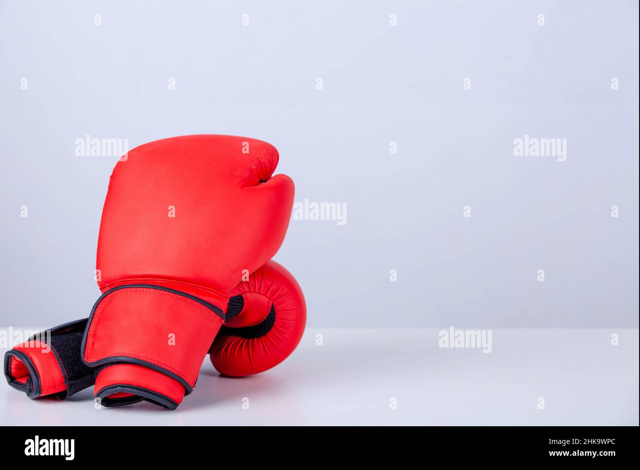 Gants de boxe rouge isolé sur fond blanc. Banque D'Images