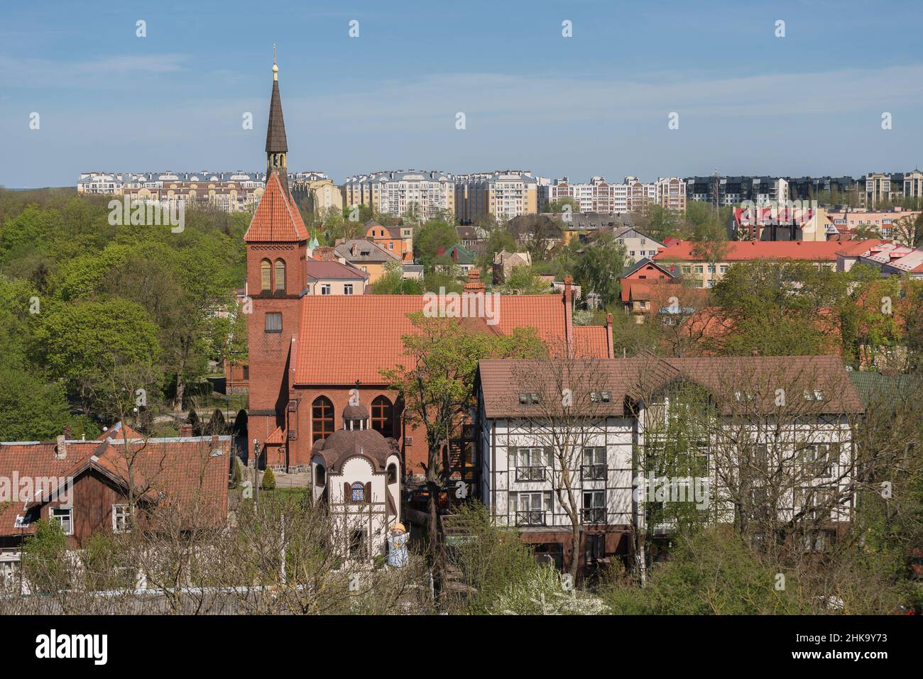 église et maisons de Zelenogradsk d'en haut le jour ensoleillé du printemps Banque D'Images