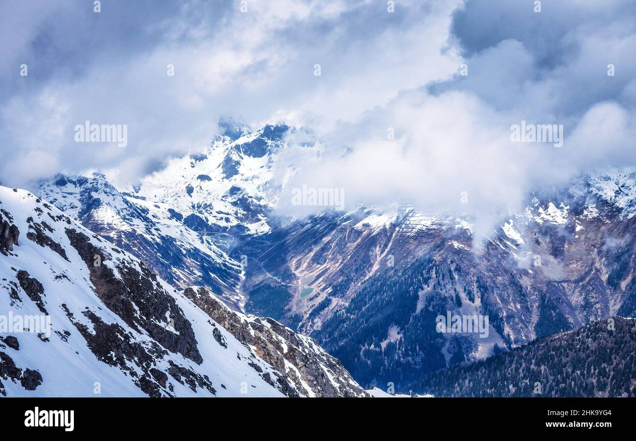 Vallée nuageuse dans les Alpes en hiver à la station de ski d'Ischgl Autriche, Europe. Banque D'Images