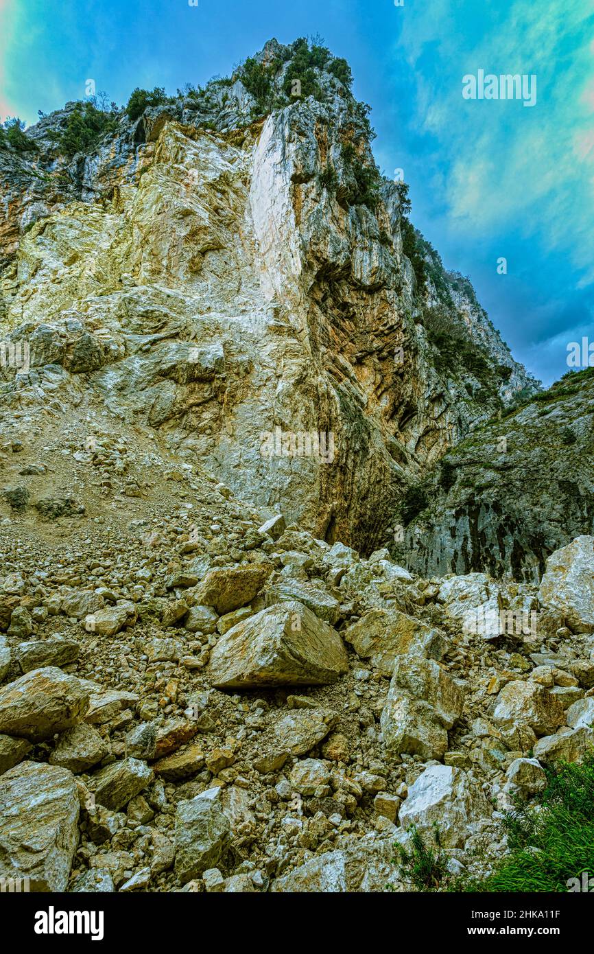 Glissement d'un mur de montagne avec de grands rochers tombés.Abruzzes, Italie, Europe Banque D'Images