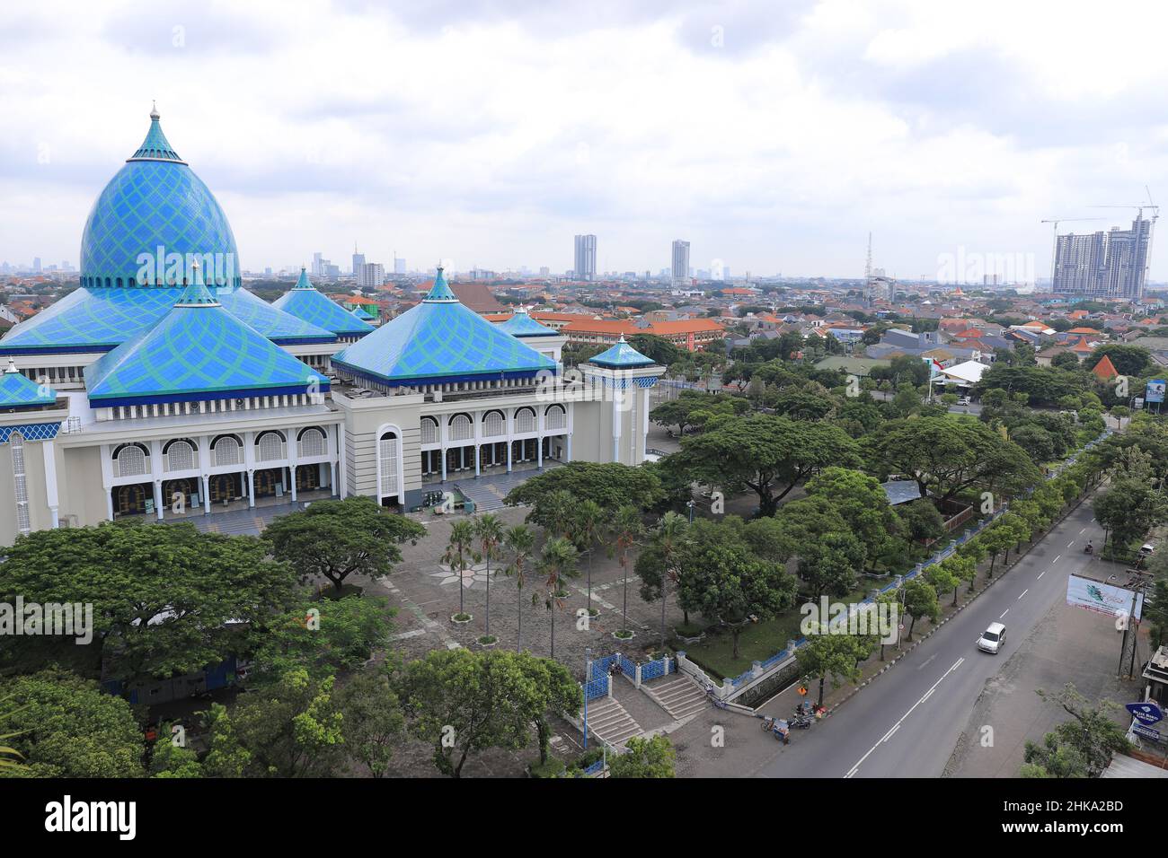 SURABAYA, INDONÉSIE : 26 janvier 2022 : Mosquée nationale d'Al Akbar ou communément appelée Grande Mosquée de Surabaya. Banque D'Images