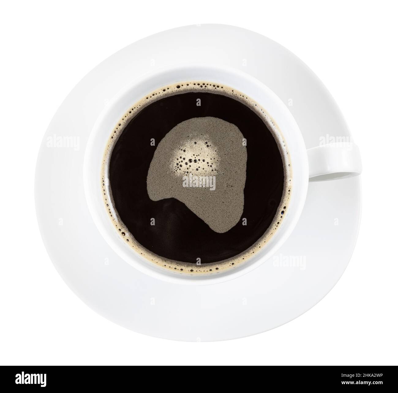 vue de dessus d'une tasse blanche avec thé à la racine de chicorée sur soucoupe isolée sur fond blanc Banque D'Images