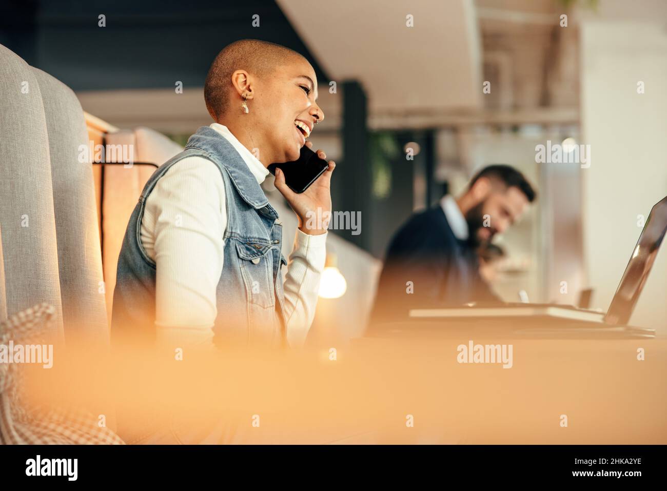Femme d'affaires moderne parlant au téléphone dans un espace de travail conjoint.Une jeune femme d'affaires heureuse communique avec ses collaborateurs lors d'un appel téléphonique.Femme Banque D'Images