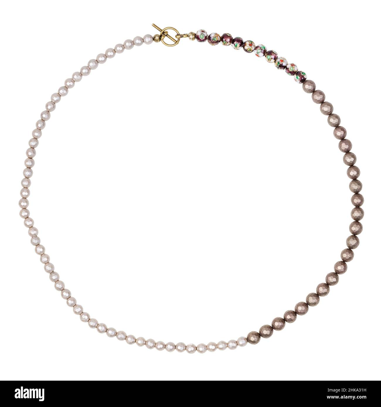 vue de dessus d'un collier artisanal composé de perles à facettes et de perles en forme de cloisonné peintes à la main et d'émail isolé sur fond blanc Banque D'Images