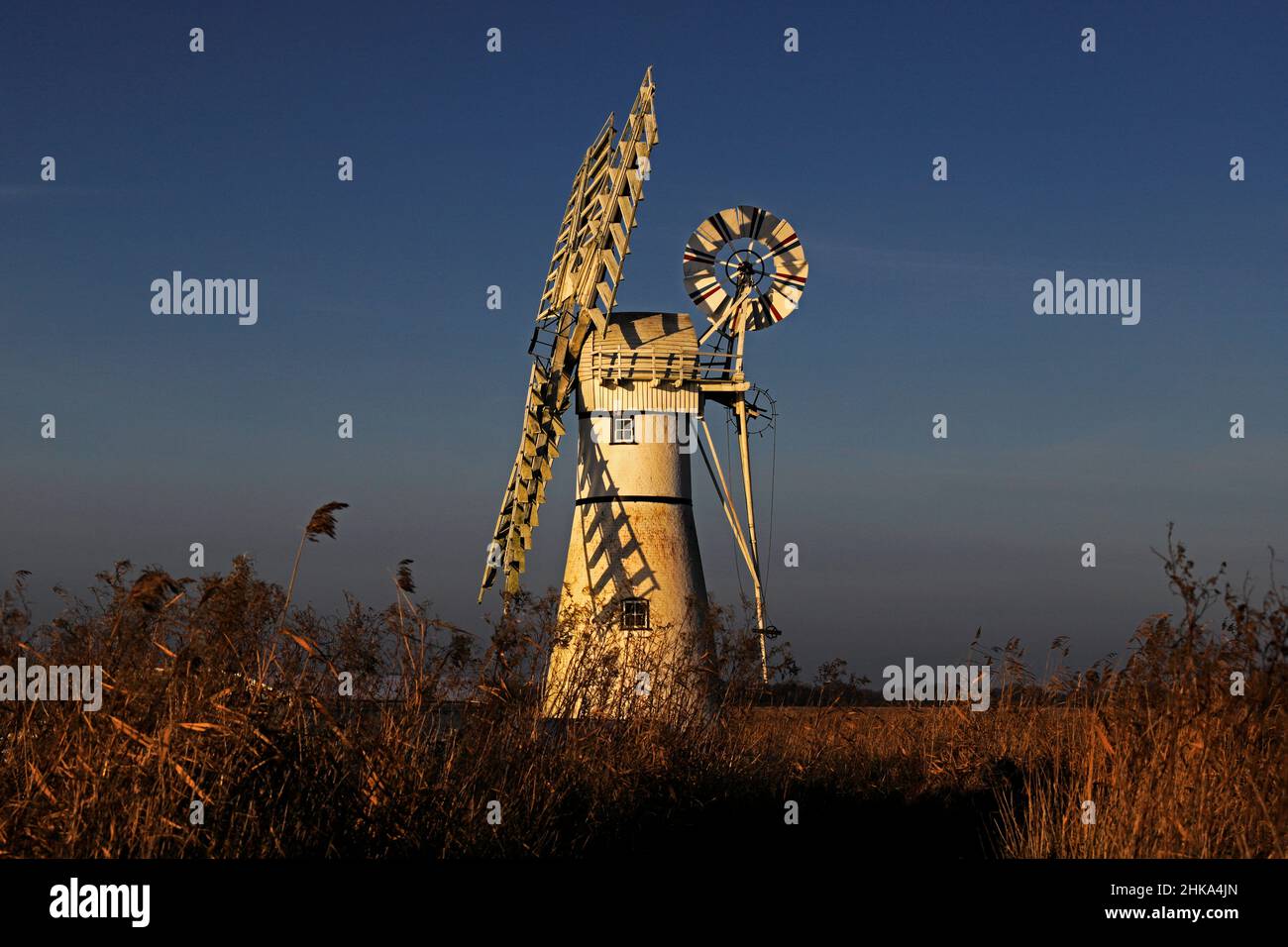 Une étude des beaux-arts de l'usine de drainage Thurne Dyke en basse lumière le soir dans un après-midi d'hiver sur les Norfolk Broads à Thurne, Norfolk, Angleterre, Royaume-Uni. Banque D'Images