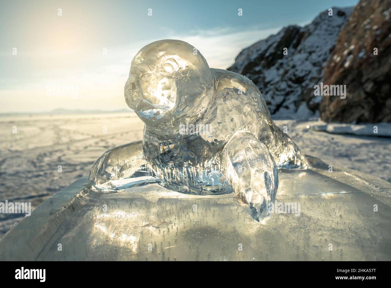 Sculpture transparente sur glace d'un sceau dans les rayons du soleil.L'art d'hiver est l'art de la nature sur le lac Baikal. Banque D'Images