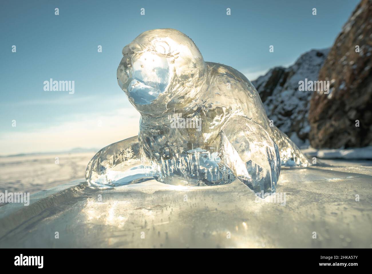 Sculpture transparente sur glace d'un sceau dans les rayons du soleil.L'art d'hiver est l'art de la nature sur le lac Baikal. Banque D'Images