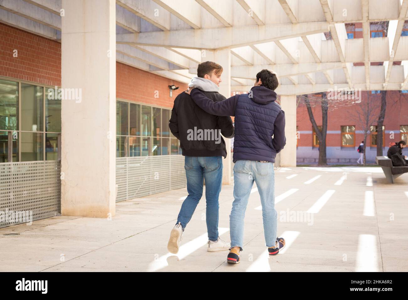 deux garçons étudiants de l'université qui marchent les uns avec les autres Banque D'Images
