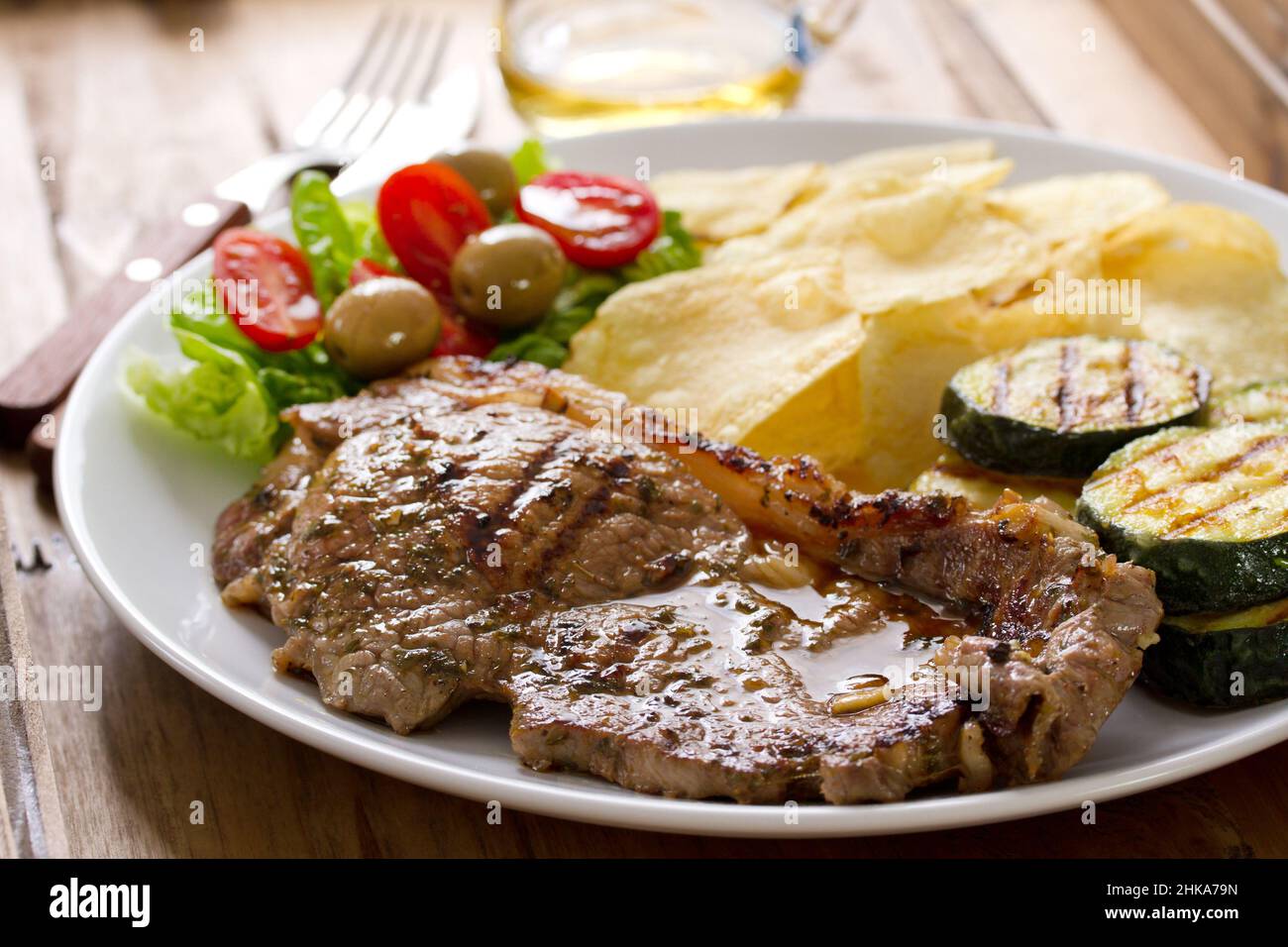 viande grillée avec légumes sur une assiette blanche Banque D'Images