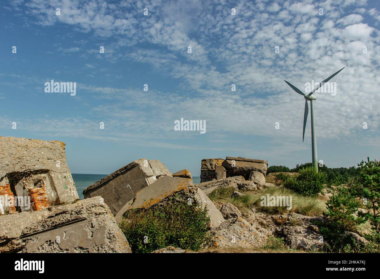 Ruines de fortifications et moulin à vent dans la région de Karosta et Liepaja, Lettonie.territoire militaire pendant des années d'occupation soviétique sur la côte de la mer Baltique Banque D'Images