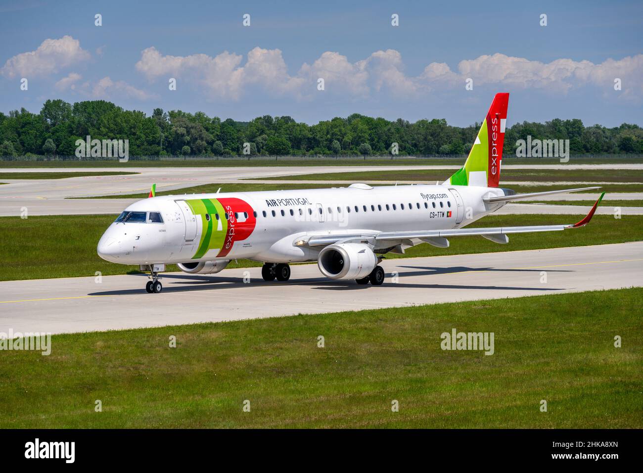 Munich, Allemagne - 03.2021 juin : TAP Express Embraer ERJ-195 avec l'immatriculation de l'avion CS-TTW est en train de rouler pour décoller sur la piste nord 08 Banque D'Images