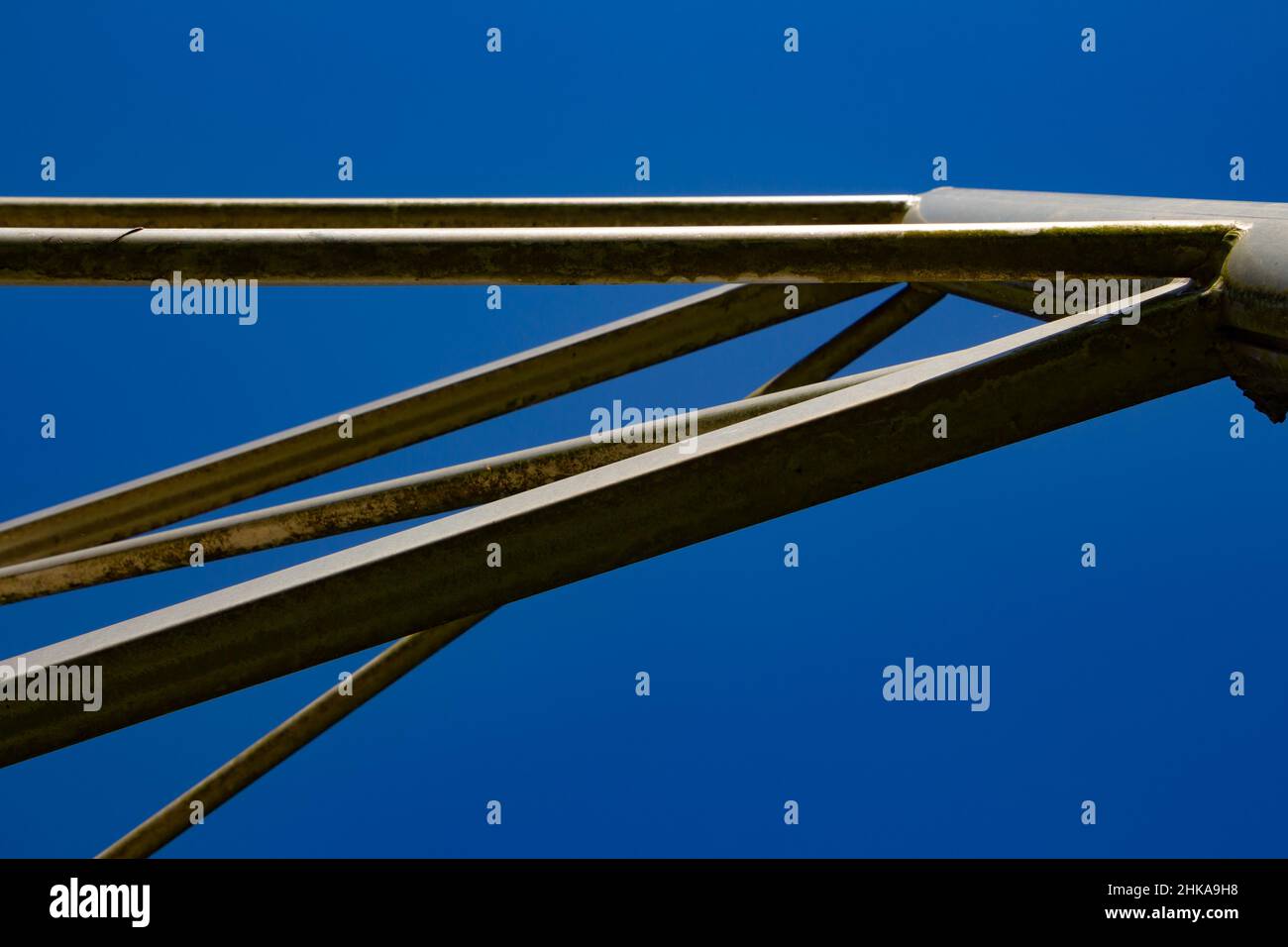 Structure en acier isolée sur ciel bleu clair Banque D'Images