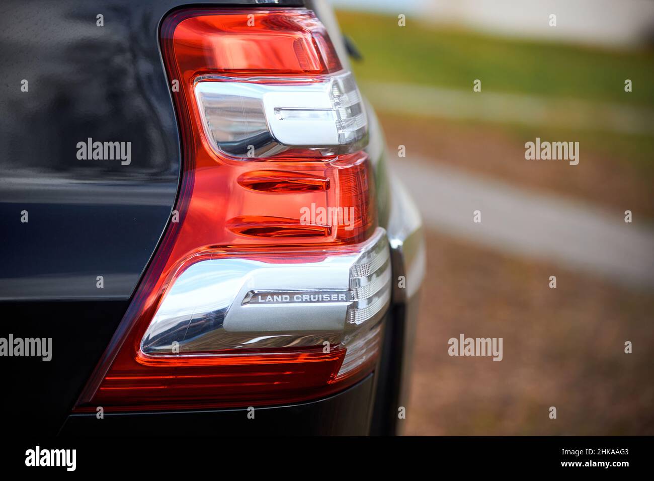 BERLIN, ALLEMAGNE - NOVEMBRE 2021: Toyota Land Cruiser Prado série 150 Restyling 1 détaillant la mise au point sélective gros plan vue arrière gauche brillant feu arrière Banque D'Images