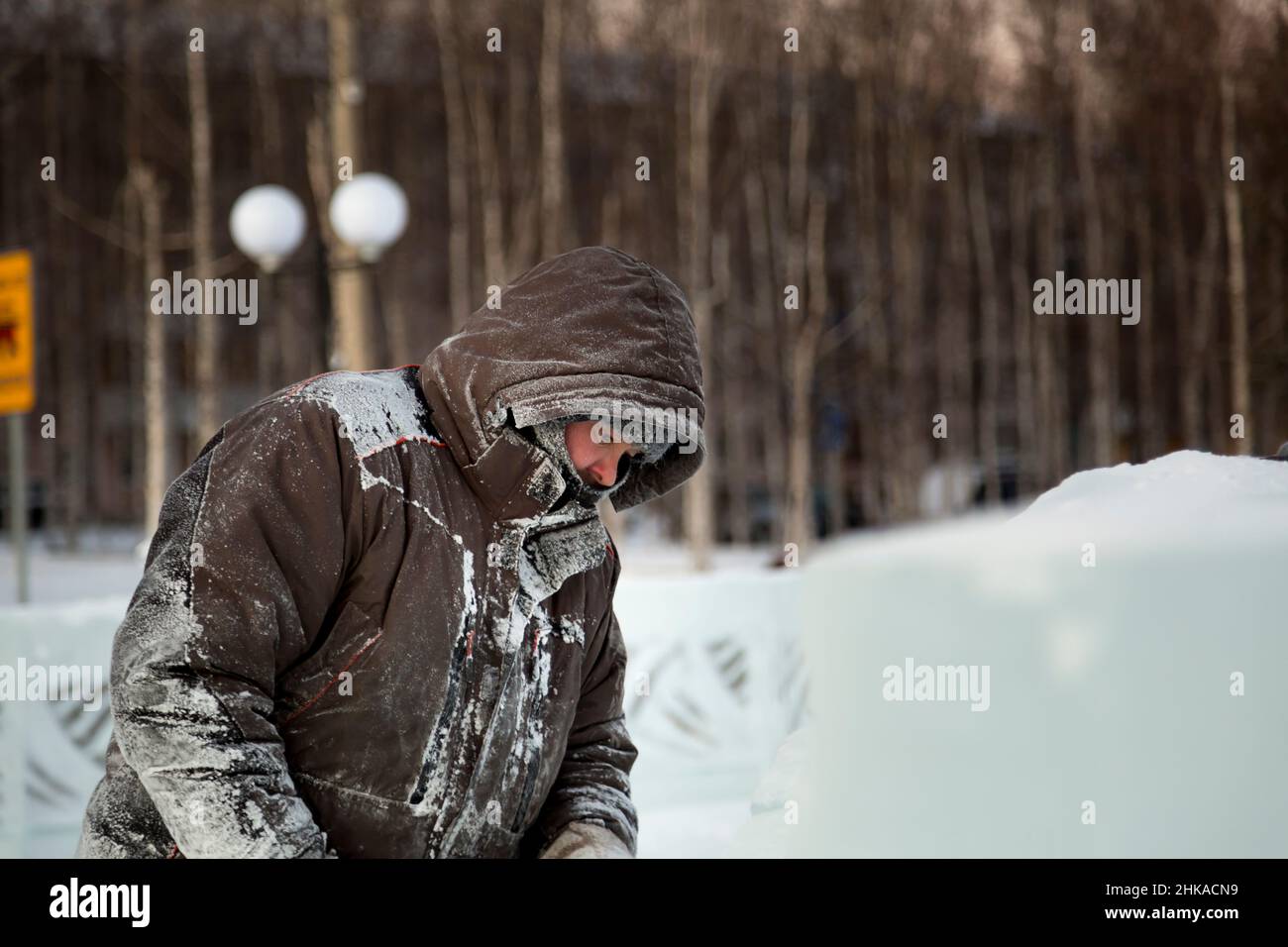 Portrait en gros plan d'un travailleur sur le territoire de la ville de glace Banque D'Images