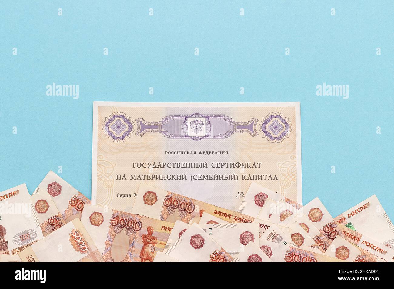 Texte Fédération de Russie certificat d'État sur le capital familial de maternité et beaucoup d'argent notes cinq millièmes.Soutien de l'État à la famille à la naissance de seco Banque D'Images