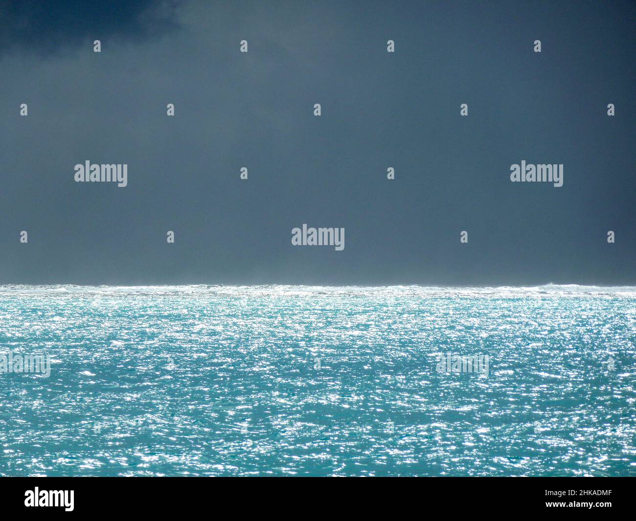 Nuages sombres et tempête à la mer étincelante aux Maldives Banque D'Images