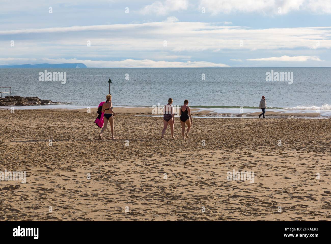 Sandbanks, Poole, Dorset Royaume-Uni.3rd février 2022.Météo au Royaume-Uni : un peu de soleil pour commencer la journée à la plage de Sandbanks, comme un groupe de femmes prennent un sauna d'eau salée sur le front de mer, puis un plongeon dans la mer.Crédit : Carolyn Jenkins/Alay Live News Banque D'Images