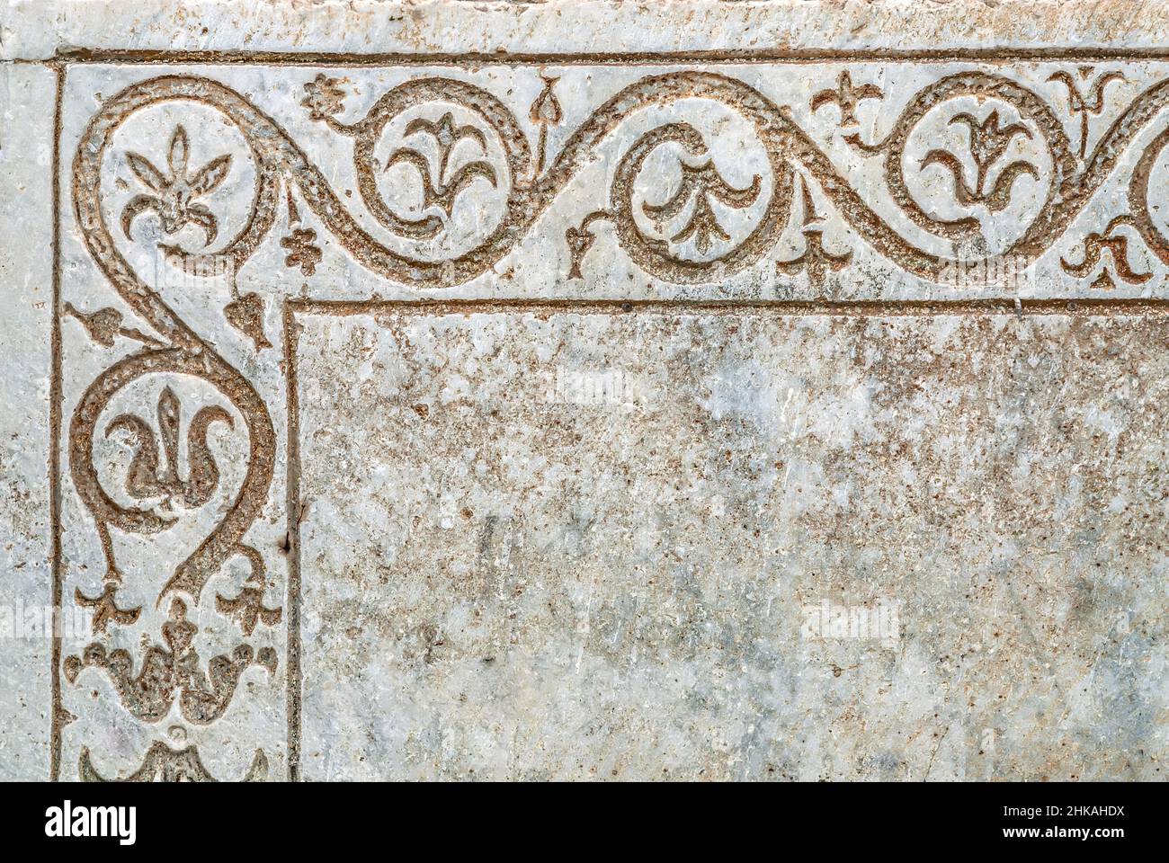 Gros plan des ornements médiévaux à la façade de l'église Saint-Pierre, Chiesa San Pietro, Spoleto, Italie Banque D'Images