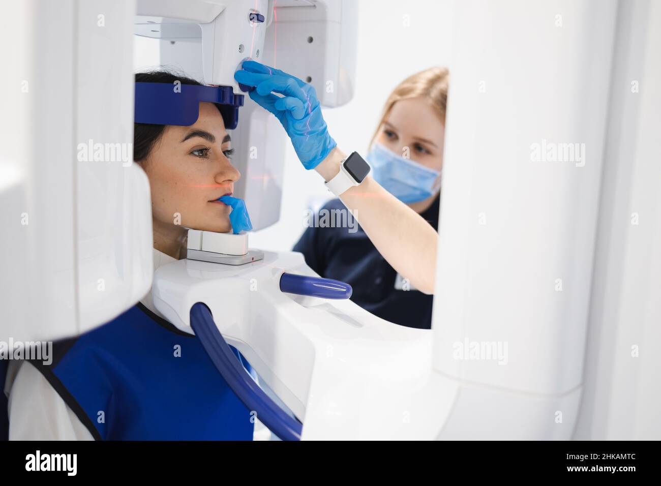 La femme effectue une acquisition CT de la mâchoire.Assistant dentaire prenant des rayons X panoramiques pour une patiente Banque D'Images
