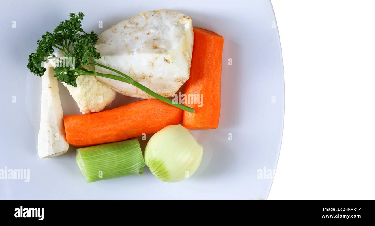 Légumes pour soupe - carottes, céleri, persil, poireaux, chou-fleur, oignons - sur l'assiette Banque D'Images