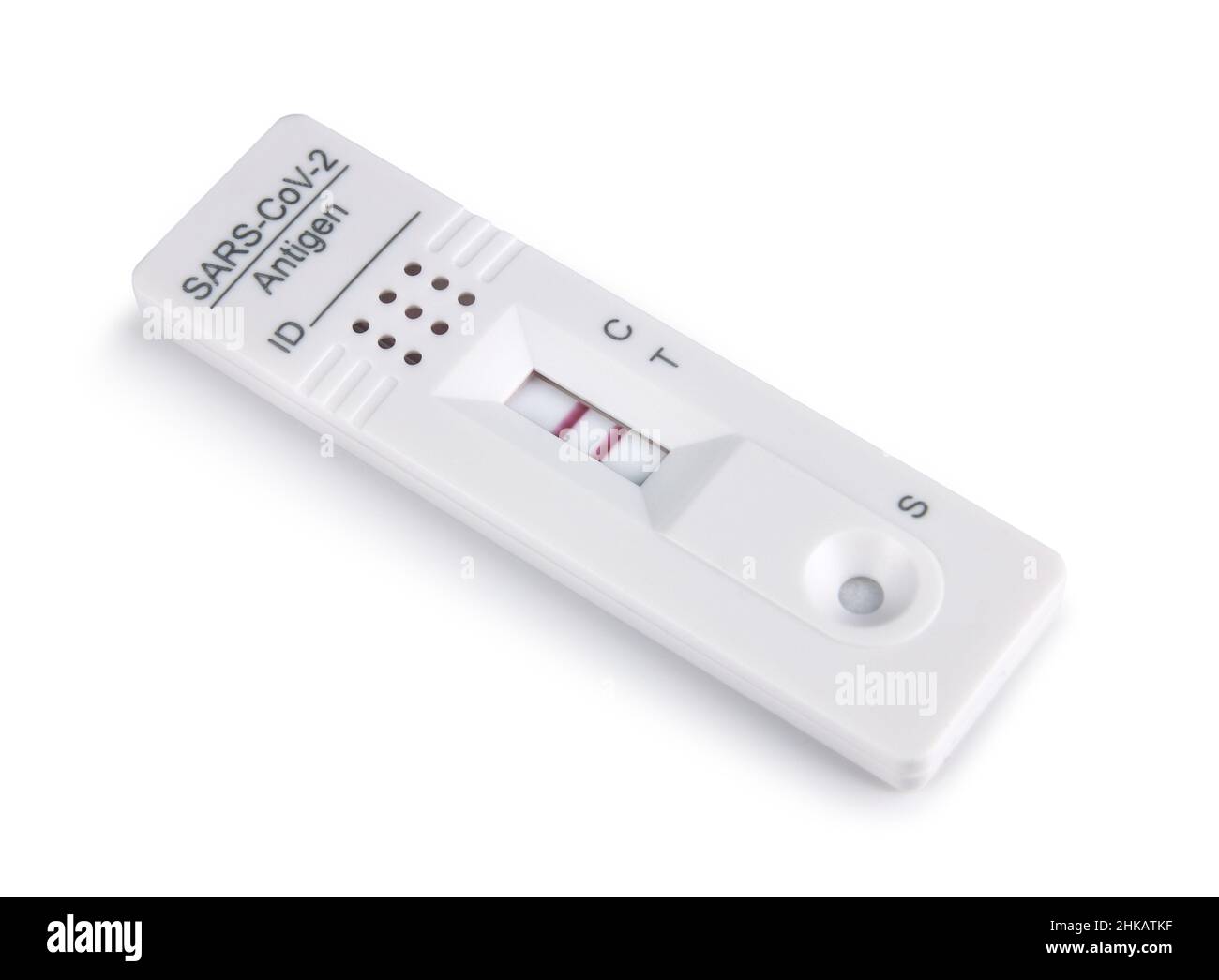 Cassette de kit de test d'antigène du virus corona Covid-19 montrant un résultat positif, isolée sur fond blanc Banque D'Images