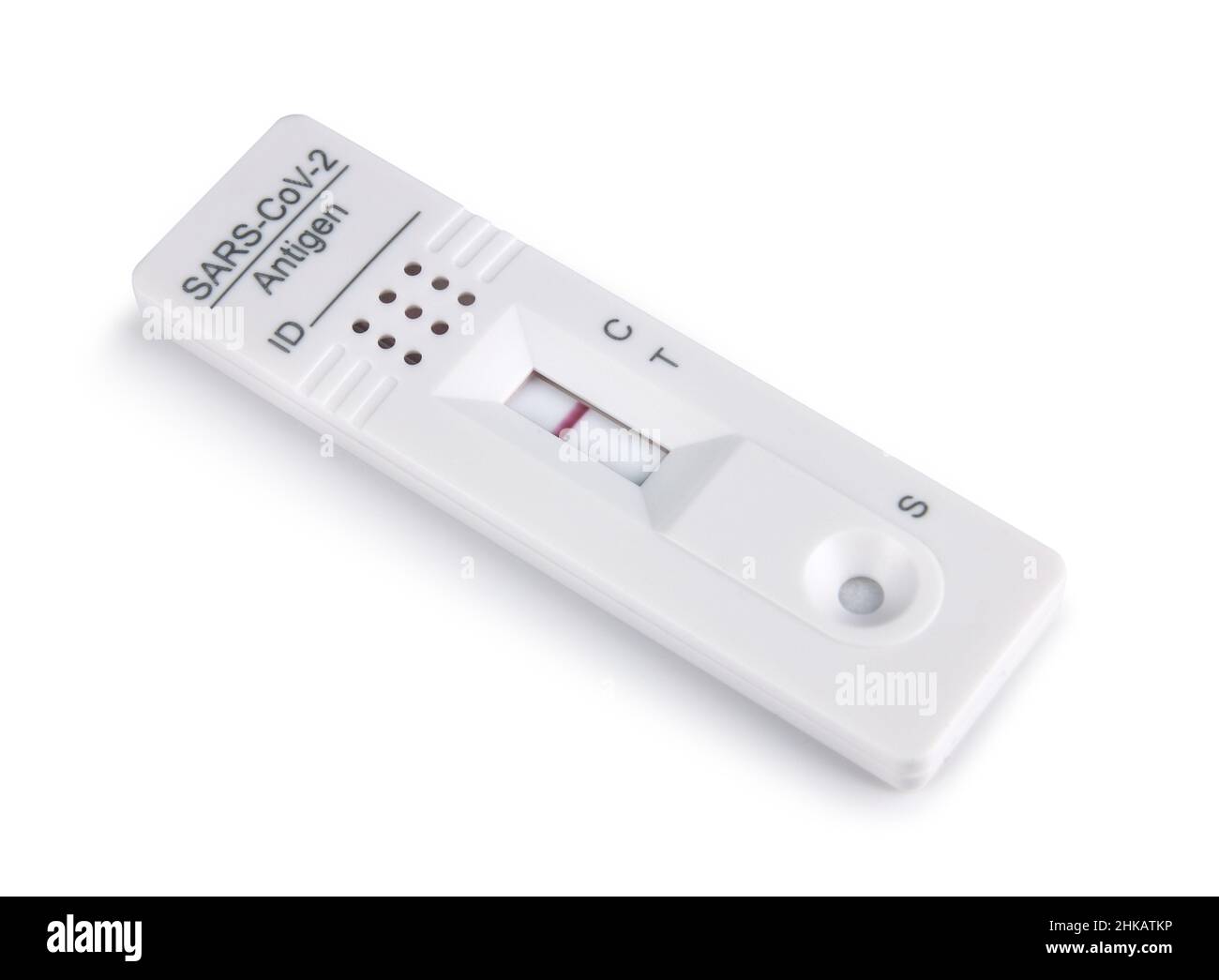 Cassette de kit de test d'antigène du virus corona Covid-19 montrant un résultat négatif, isolée sur fond blanc Banque D'Images