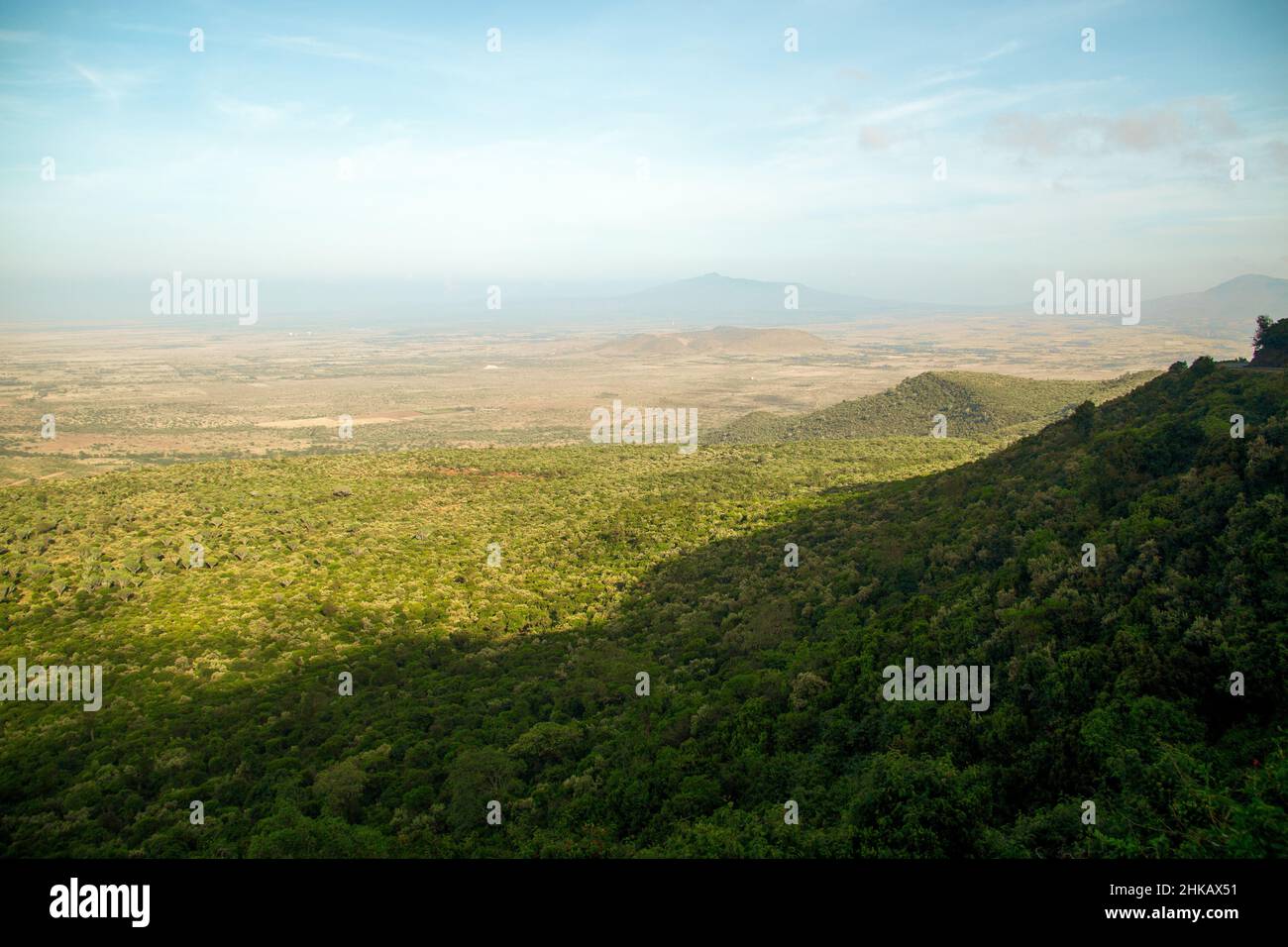 Vue fantastique sur la vallée du Rift, Kenya, avec le mont Longonot en arrière-plan Banque D'Images