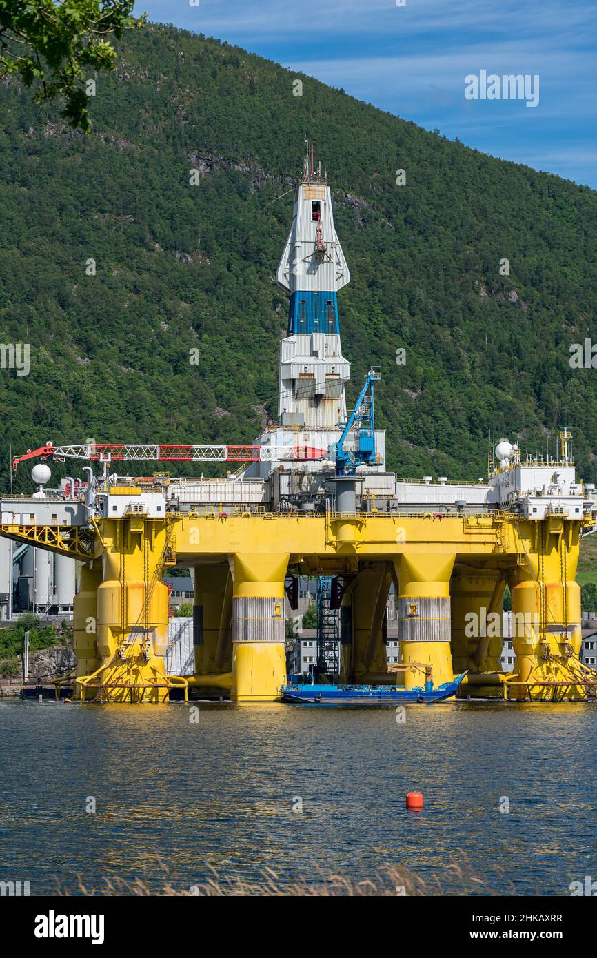 OELEN, NORVÈGE - 2020 JUILLET 09. OilPlatform à l'intérieur du fjord norvégien pour la maintenance au chantier naval. Banque D'Images