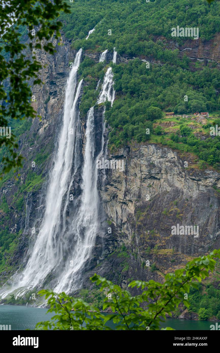 GEIRANGER, NORVÈGE - 2020 JUIN 21. La célèbre cascade de Seven Sisters dans le fjord Geiranger Banque D'Images