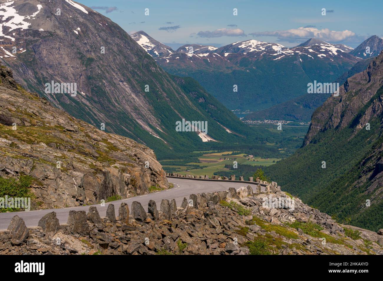 TROLLSTIGEN, NORVÈGE - 2020 JUIN 24.La ville routière de Trollstigen et la belle vallée et les grandes montagnes. Banque D'Images