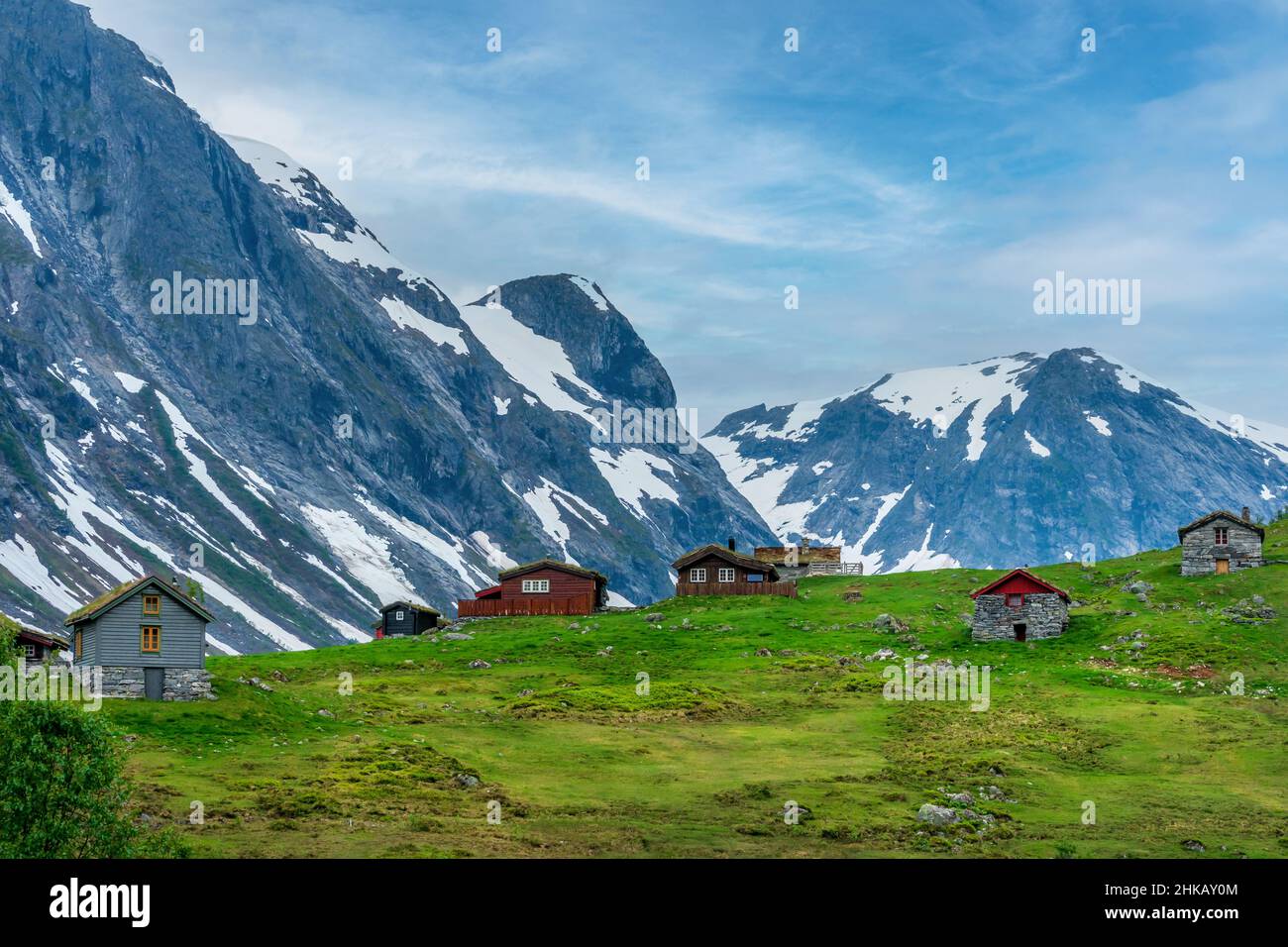 STRYN, NORVÈGE - 2020 JUIN 21.Paysages de montagne spectaculaires avec de nombreuses huttes norvégiennes. Banque D'Images