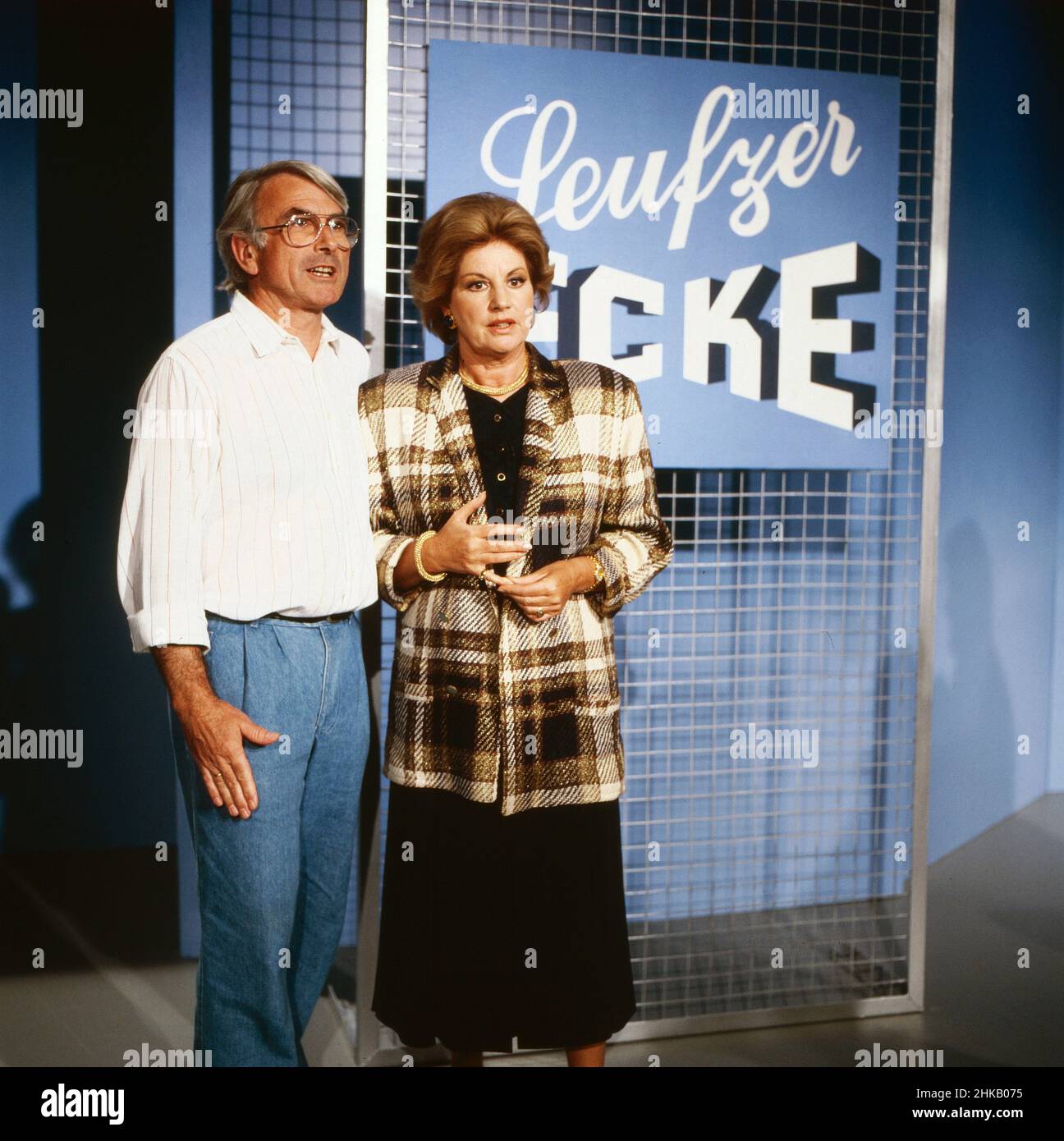 Fragen Sie Frau Doktor Cora, Comedy-Sendereihe, Deutschland 1989, Regisseur Joachim Roering mit Darstellerin Johanna von Koczian in der Seufzer-Ecke Banque D'Images