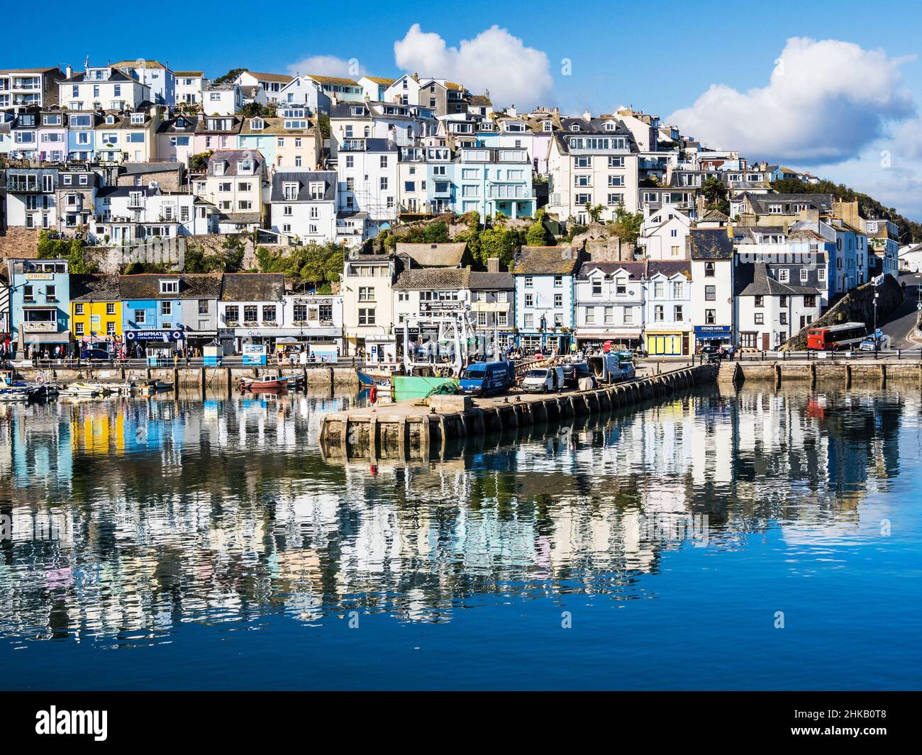 Une journée ensoleillée à Brixham dans le sud du Devon. Banque D'Images