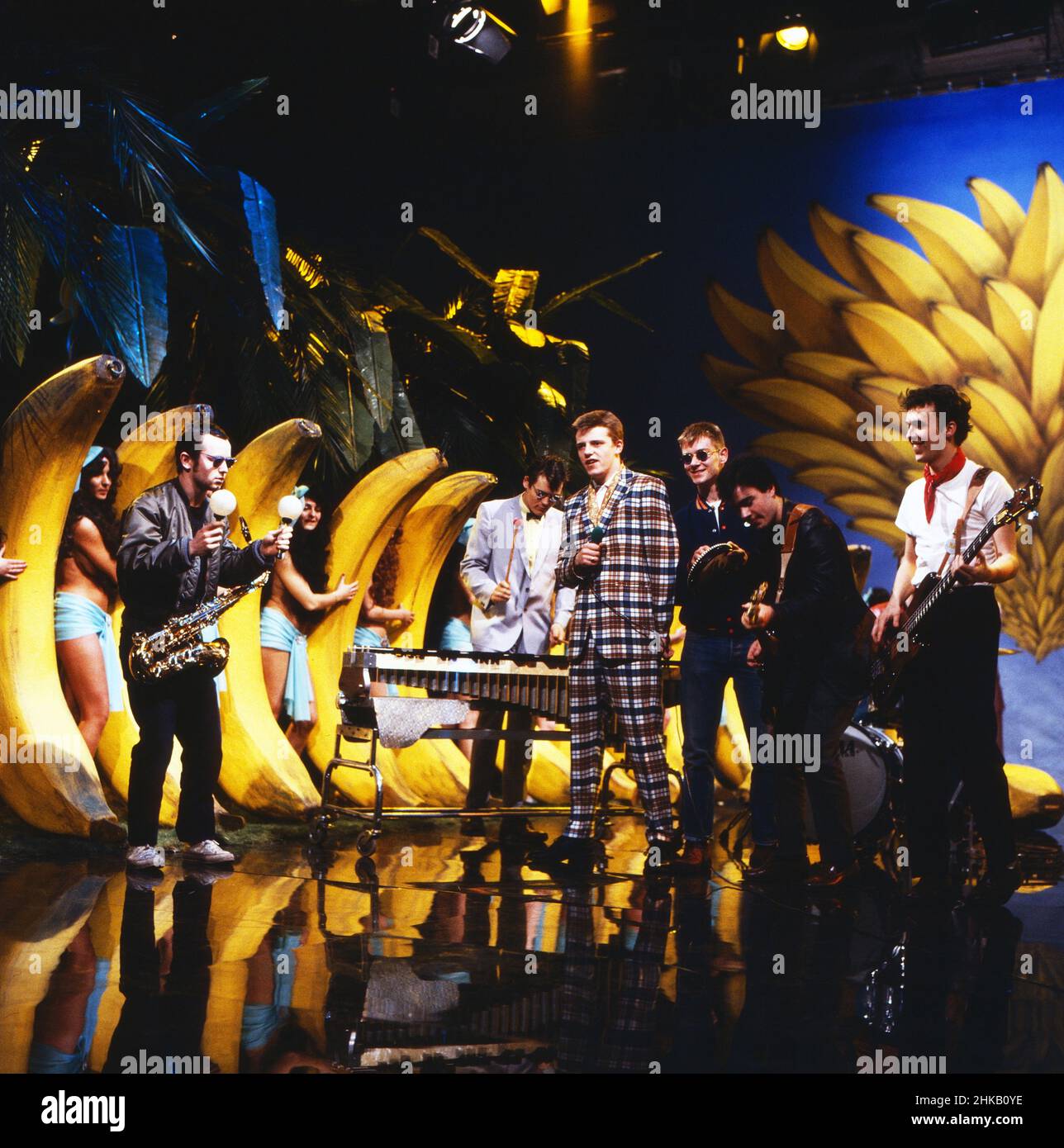 Bananas, Comedy- und Muskshow, Sendereihe, Deutschland 1981 - 1984, Gaststar: Britische Ska Band 'Sadness' mit ihrem Song 'embarragid' Banque D'Images